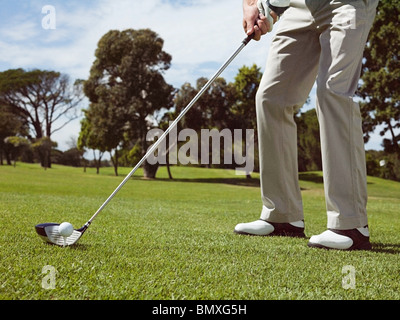 L'uomo giocando a golf sul campo da golf Foto Stock