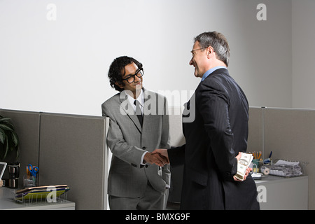 Imprenditore azienda denaro dietro la schiena Foto Stock