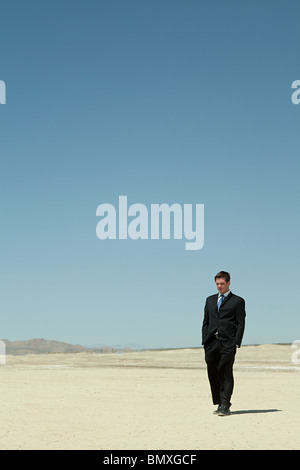 Imprenditore nel deserto Foto Stock