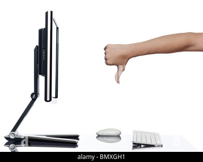 La comunicazione tra mano umana e un computer display monitor isolato su sfondo bianco guasto esprimenti il concetto di malfunzionamento Foto Stock