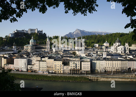 Vista del fiume Salzach, Altstadt / La Città Vecchia e il Festung Hohensalzburg / Fortezza Hohensalzburg di Salisburgo, Austria Foto Stock