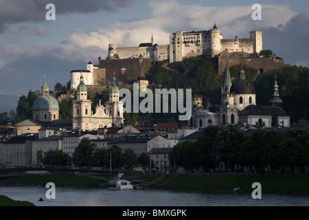 Kollegienkirche, Salzburger Dom / Il duomo di Salisburgo e il Festung Hohensalzburg / Fortezza Hohensalzburg di Salisburgo, Austria Foto Stock