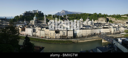 Vista panoramica del Fiume Salzach, Altstadt / La Città Vecchia e il Festung Hohensalzburg / Fortezza Hohensalzburg di Salisburgo, Austria Foto Stock