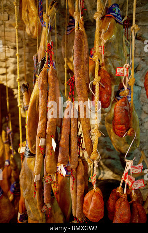Carne tradizionale delicatezza appeso nel negozio di souvenir in Pampaneira , Alpujarras Spagna Foto Stock