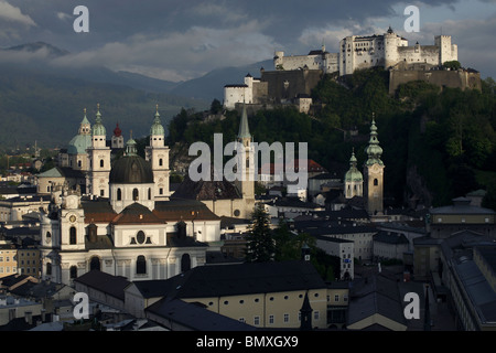 Kollegienkirche, Salzburger Dom / Il duomo di Salisburgo e il Festung Hohensalzburg / Fortezza Hohensalzburg di Salisburgo, Austria Foto Stock