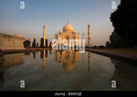 L'iconico Taj Mahal è riflessa in modo univoco nel lato fontana centrale a sunrise. Foto Stock