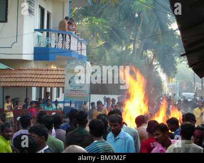 Holly festival in India con il fuoco jumping Foto Stock