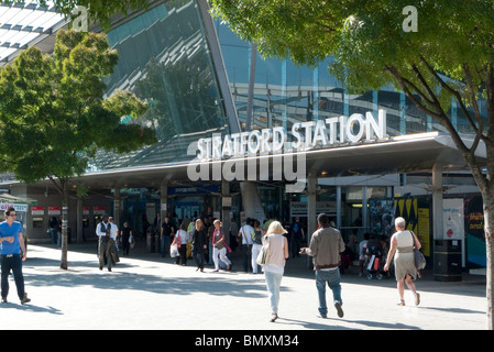 Le persone al di fuori della stazione ferroviaria di Stratford stazione più vicina al sito di 2012 Olimpiadi di Stratford, Newham, East London Inghilterra England Regno Unito KATHY DEWITT Foto Stock