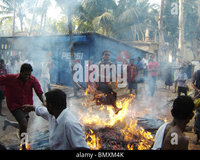 Holly festival in India con il fuoco jumping Foto Stock