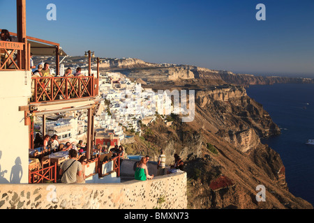 Grecia CICLADI Santorini Fira (Thira), Outdoor Cafe Foto Stock