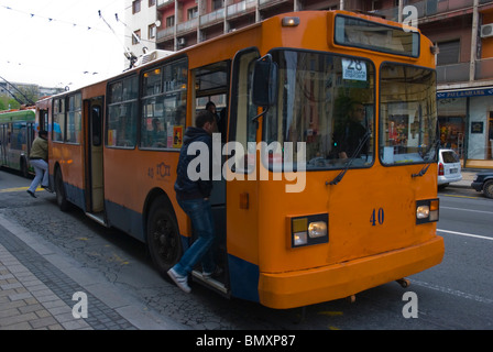 Persone di salire sul carrello centrale bus Belgrade Serbia Europa Foto Stock
