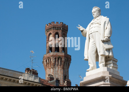 Cavour statua in Piazza Cavour e la Torre dell'angelo tower - Vercelli - Piemonte - Italia Foto Stock