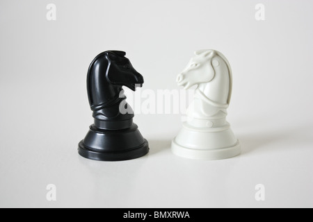 Bianco nero pezzo degli scacchi Foto Stock
