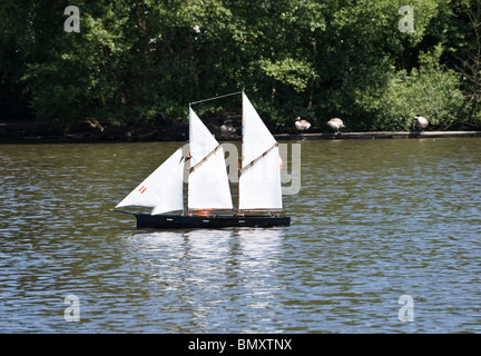 Radio scala controllata modello di replica di barca vela yacht etherow country park Foto Stock