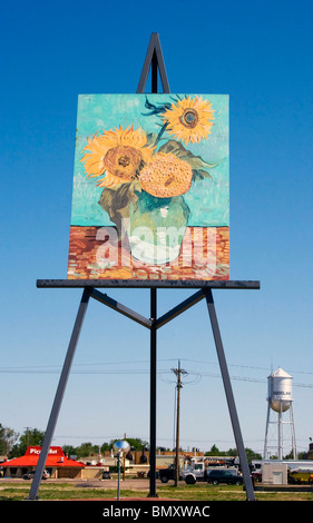 La più grande cavalletta del mondo: "Three Sunflowers in a Vase" di Van Gogh 24 x 32 ft su un cavalletto da 80 piedi, Goodland, Kansas. Foto Stock