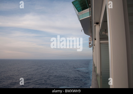 Guardando verso il mare da un balcone su una nave da crociera. Foto Stock