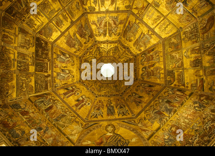 Battistero di San Giovanni: dettaglio del mosaico dorato soffitto: ultima sentenza con Cristo Foto Stock