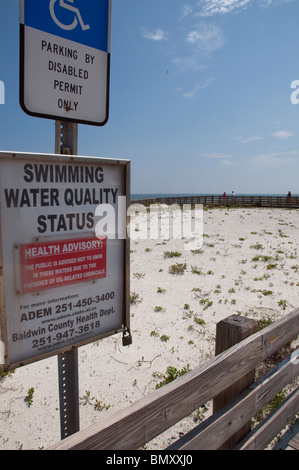 Pericolo di nuoto segno inviato su cotone Bayou Beach, Alabama durante BP fuoriuscite di olio 2010 Foto Stock