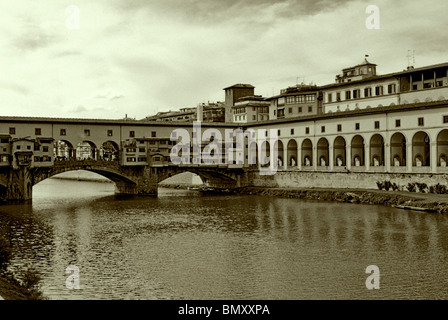 Ponte Vecchio a Firenze, Italia. - La più antica delle sei di Firenze ponti. - Galleria di Vasari sulla destra. B&W. Foto Stock