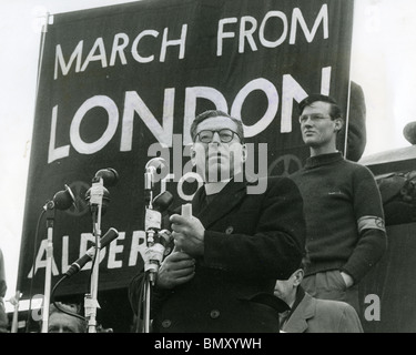 CANON JOHN COLLINS (1905-82) ecclesiastico anglicano a Trafalgar Square Campagna per il disarmo nucleare incontro nel 1961 Foto Stock