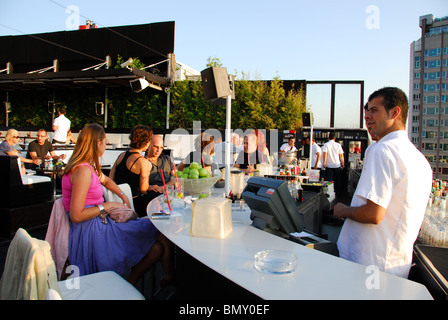 ISTANBUL, Turchia. Il bar alla moda ristorante sul tetto di Nu Teras nel distretto di Pera di Beyoglu. 2009. Foto Stock