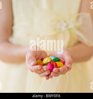 Mani che tengono le uova di Pasqua Foto Stock