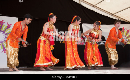 Cinque membri della Scozia Multi-etnico stile di Bollywood troupe di danza Desi Bravehearts a Glasgow Mela 2010 nel Parco Kevingrove Foto Stock