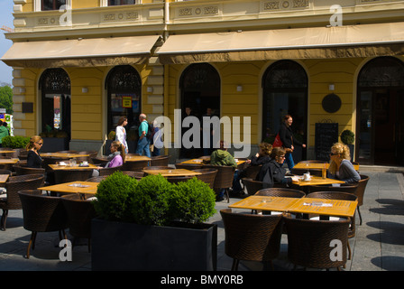 Cafe terrazza lungo via Knez Mihailova strada pedonale centrale di Belgrado in Serbia in Europa Foto Stock