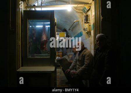 Negozio di carne nel Souk Al Lakhamin La Macelleria mercato o Shuk Hakatsavim in ebraico nel quartiere musulmano della città vecchia di Gerusalemme Est Israele Foto Stock