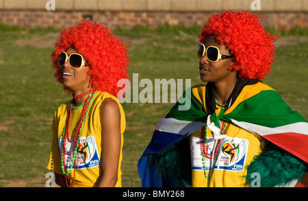 South African soccer fans accogliendo i tifosi di tutto il mondo per la FIFA 2010 Coppa del mondo Nelson Mandela Bay Foto Stock