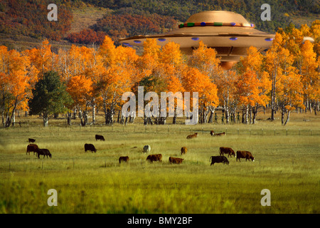 Gli stranieri in alberi rapire il bestiame con UFO in bilico sopra gli alberi Foto Stock