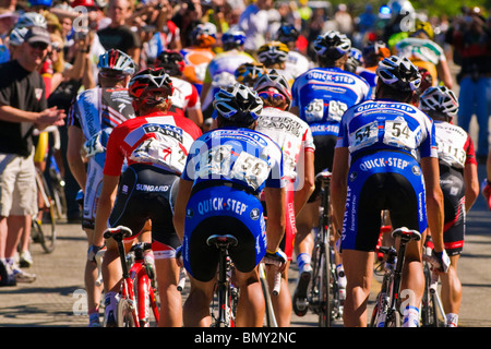 Ciclisti professionisti e spettatori a Amgen tour della California, Santa Monica Mountains, California Foto Stock