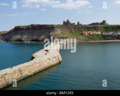 Guardando verso verso Whitby Abbey preso dalla parte superiore del faro ovest Foto Stock