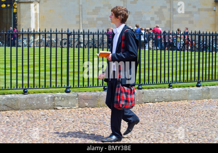 Oxford University student vestito in formale abbigliamento subfusc Foto Stock