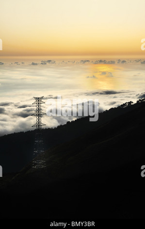 Pilone dell valle oltre al tramonto, Lomba das Torres, isola di Madeira, Portogallo Foto Stock