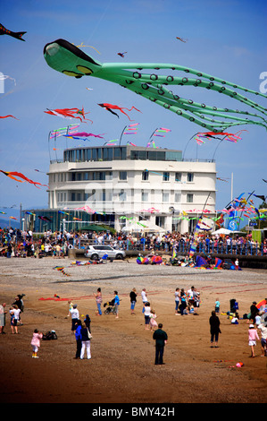 Prendete il festival delle aquiloni di vento Morecambe.Kites volare sulla spiaggia vicino Midland Hotel Foto Stock