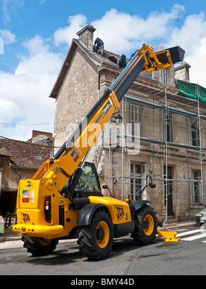 JCB Loadall 540-170 a 4 fasi per il braccio telescopico il caricamento della macchina / casa il rifacimento dei tetti - Francia. Foto Stock