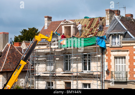 JCB Loadall 540-170 a 4 fasi per il braccio telescopico il caricamento della macchina / casa il rifacimento dei tetti - Francia. Foto Stock