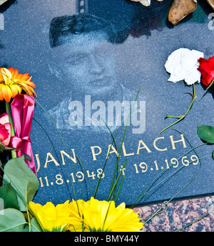 Memoriale per lo studente Ceco hero protester martire Jan Palach in piazza San Venceslao Praga Repubblica Ceca Europa orientale Foto Stock