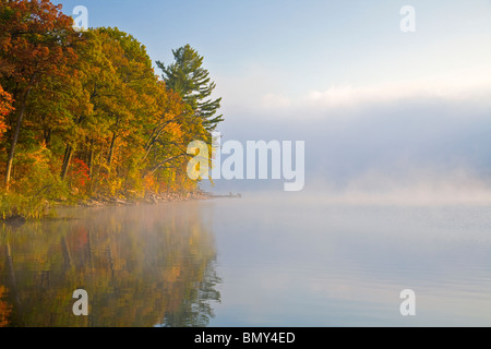 Devil's Lake State Park, WI: nebbia mattutina sopra la superficie calma di Devil's Lake in autunno Foto Stock