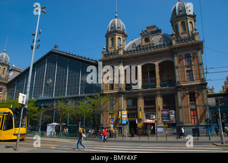 Terez korut boulevard di fronte Nyugati railway station central Budapest Ungheria Europa Foto Stock