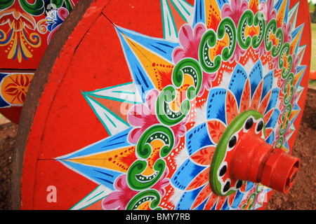 Dipinto a mano la ruota oxcart, Sarchí, Costa Rica Foto Stock