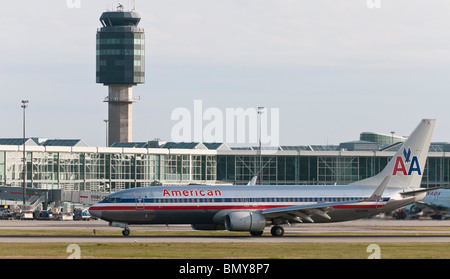 Un American Airlines Boeing 737-823 aereo jet atterraggio all'Aeroporto Internazionale di Vancouver (YVR). L'aeroporto dell'edificio del terminal. Foto Stock