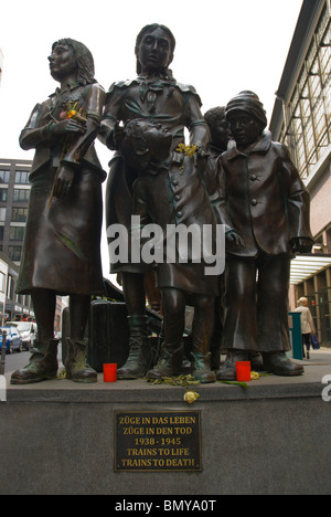 Treni per la vita ai treni di morte scultura Mitte Berlino Germania Europa Foto Stock