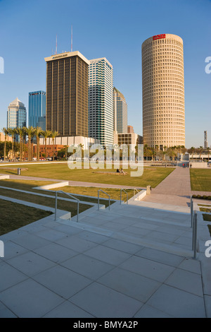 Grattacieli in downtown Tampa visto da Curtis Hixon Waterfront Park Foto Stock