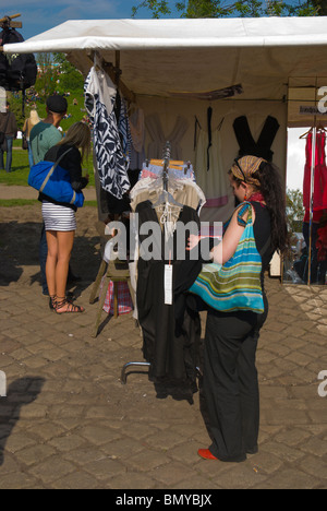 Donne nella sua 20s Mauerpark mercato delle pulci Mitte Berlino Germania Eurore Foto Stock