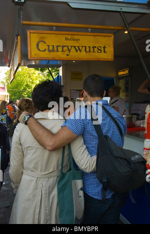 Stallo Currywurst Mauerpark mercato delle pulci Mitte Berlino Germania Eurore Foto Stock