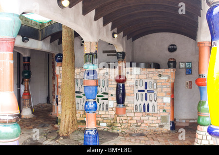 Servizi igienici pubblici progettati da Friedensreich Hundertwasser in Kawakawa in Nuova Zelanda. Foto Stock