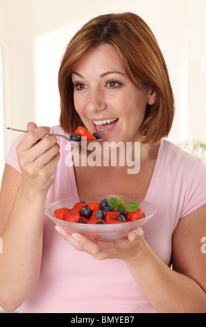 Donna di mangiare insalata di frutta fresca Foto Stock