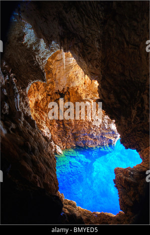 Chinhoyi grotte con il blu cobalto del pool di pelo, Chinhoyi. Lo Zimbabwe. Foto Stock